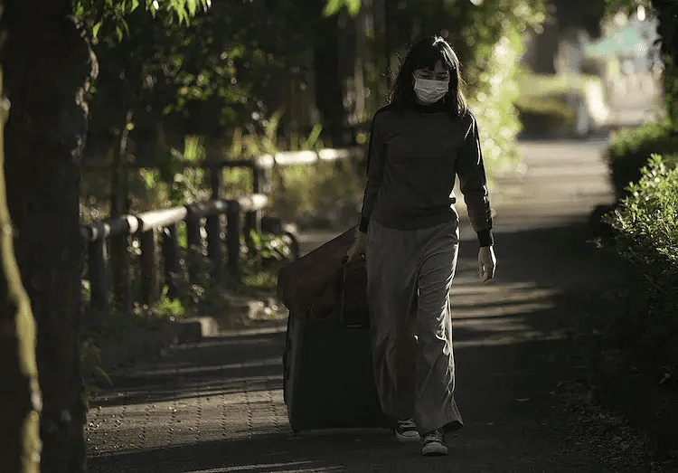 在清晨离开巴士车站的大林三佐子，也是这样拖着行李箱走遍城市的不同角落。/《在公交车站直到黎明》<br>