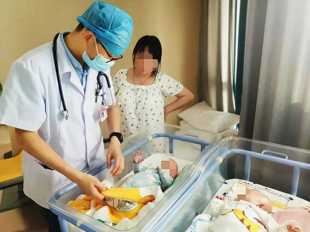 长兴县妇幼保健院邀请其儿科专家，在月子中心对早产儿宝宝进行会诊 图/受访者提供<br>