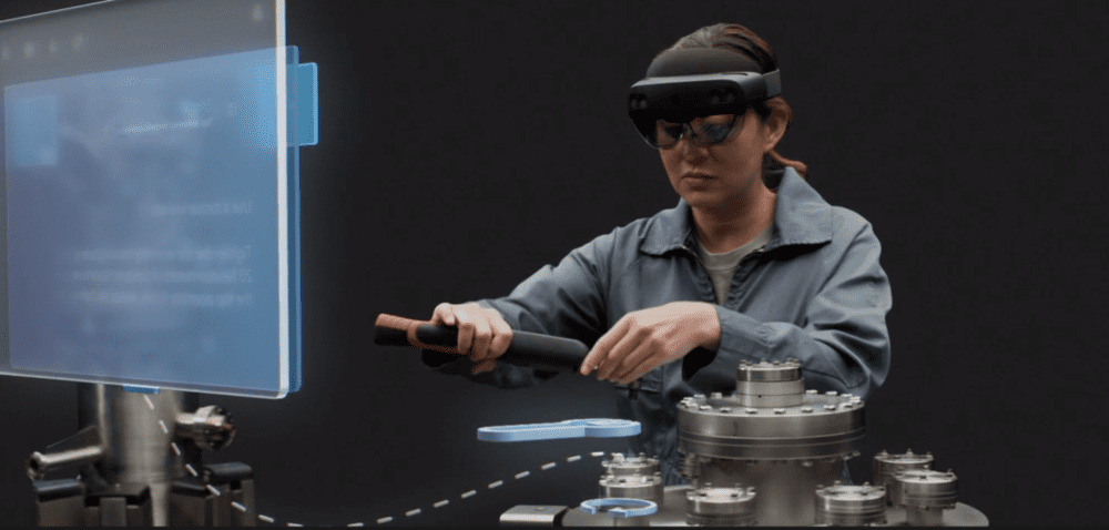 HoloLens 工业使用宣传画面｜图片来源：微软<br>
