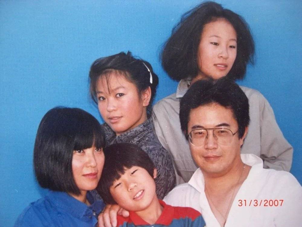 ■ 小时候的李伟汉和父母、姐姐们