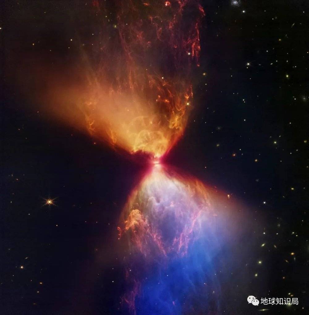 星云L1527中的原恒星（居中粉红色），以及周围形成的尘埃结构（图：Wiki）