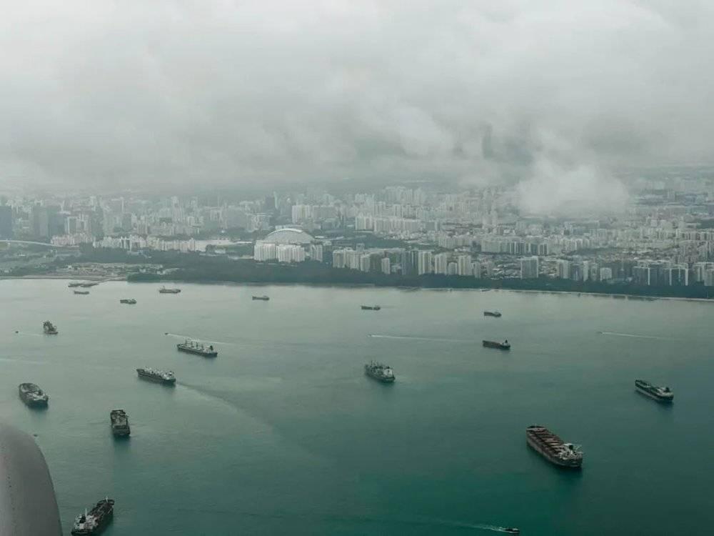 从飞机上看下去，新加坡的近海全是船，作者供图<br>
