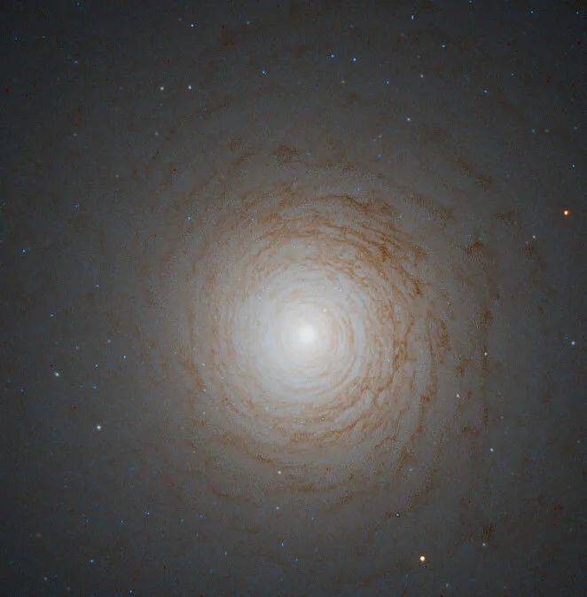 研究涉及的双鱼座星系NGC524，距离地球9000万光年。（图／ESA， Hubble）<br label=图片备注 class=text-img-note>