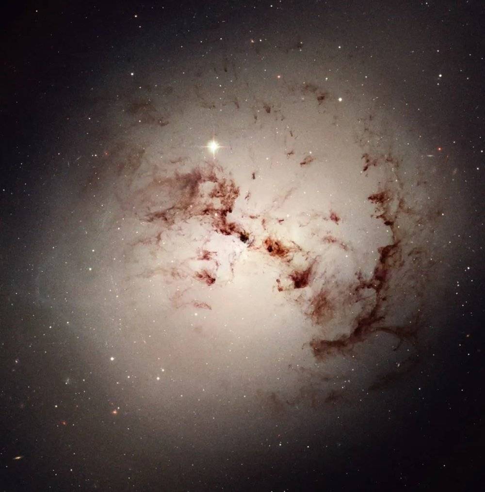 研究涉及的星系NGC1316（又称天炉座A），距离约6000万光年。（图／NASA， ESA， The Hubble Heritage Team， STScI， AURA）<br label=图片备注 class=text-img-note>