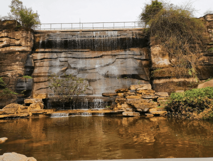 自贡西山公园入口的标志性瀑布，购买门票后，才能见到瀑布背后的大世界。 受访者供图