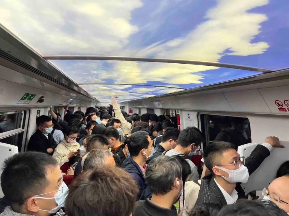 △ 深圳11号线拥挤的车厢 图源：受访者提供