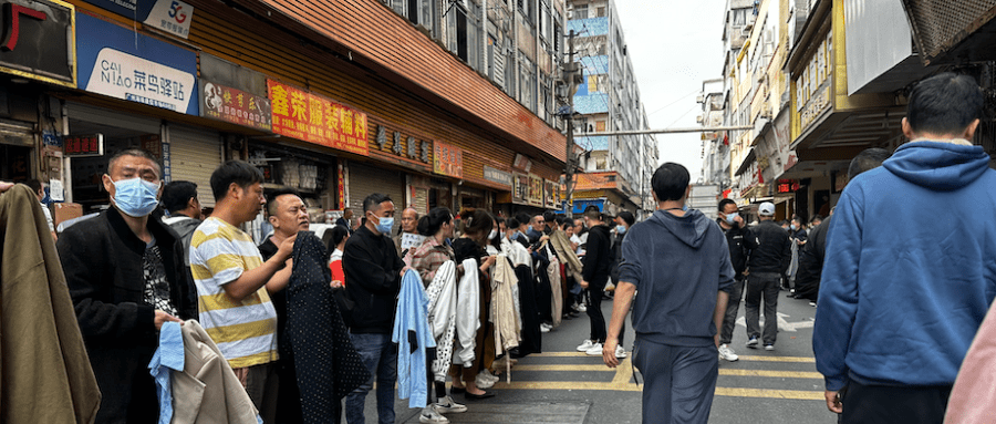 招工大街上，老板排排站，工人来回挑，时代财经王莹岭摄