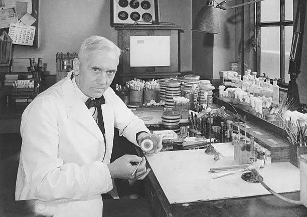 1928年，苏格兰药理学家亚历山大·弗莱明发现盘尼西林<br>