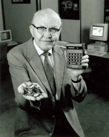 基尔比和他的计算器（左手），图/wiki