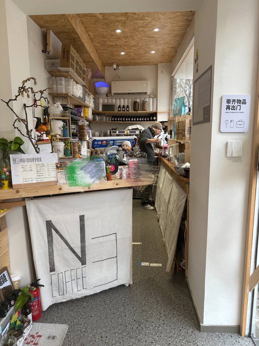 陈庆在新开的外卖咖啡店做咖啡。 作者供图<br>