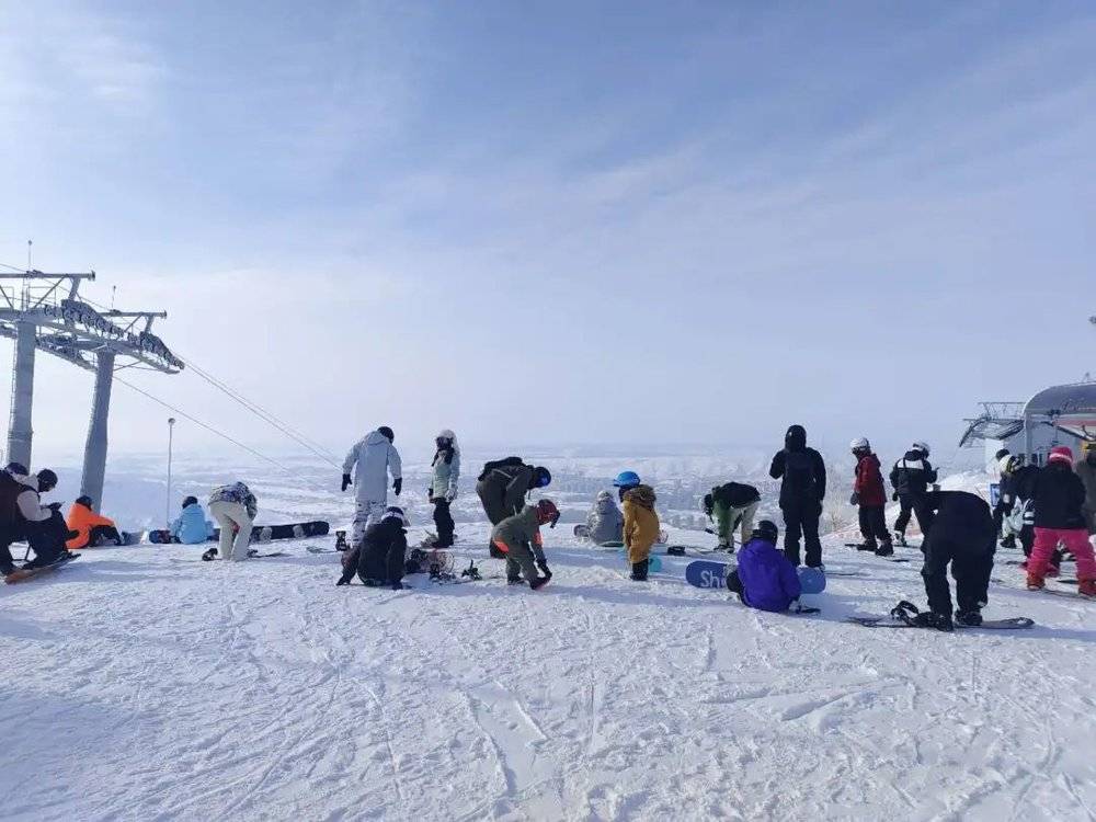 阿勒泰将军山滑雪场迎来众多顾客。/摄影：张海律<br>