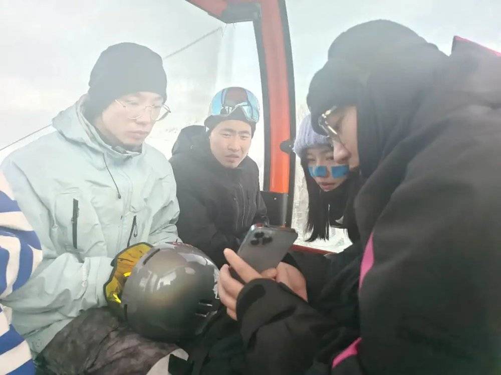 可可托海雪场，缆车上抓紧时间交流技巧的年轻人。/摄影：张海律<br>