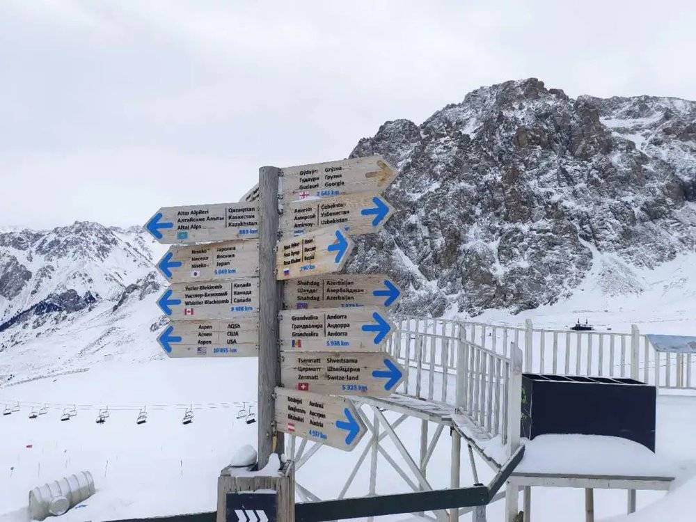琼布拉克雪场3200米高的山顶上，这块路牌标示了世界著名雪场，暂时还没有我们中国的。/摄影：张海律