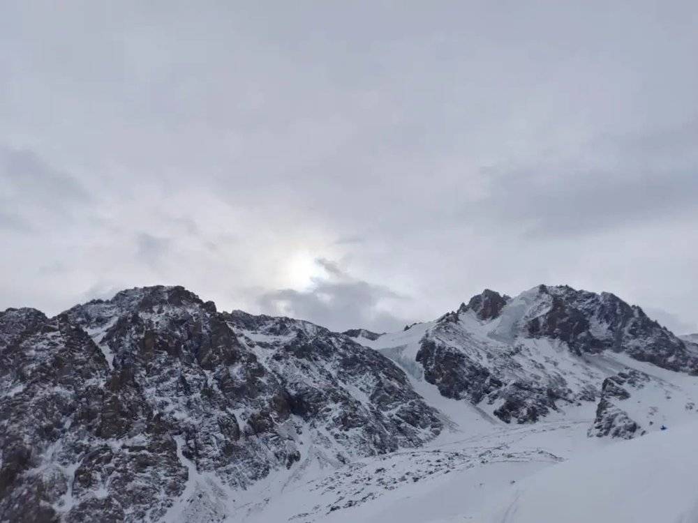 琼布拉克雪场3200米山顶的另一侧，能看到冰川。/摄影：张海律<br>