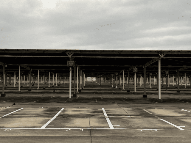 2月24日，威马温州工厂内大量车位闲置。时代财经摄