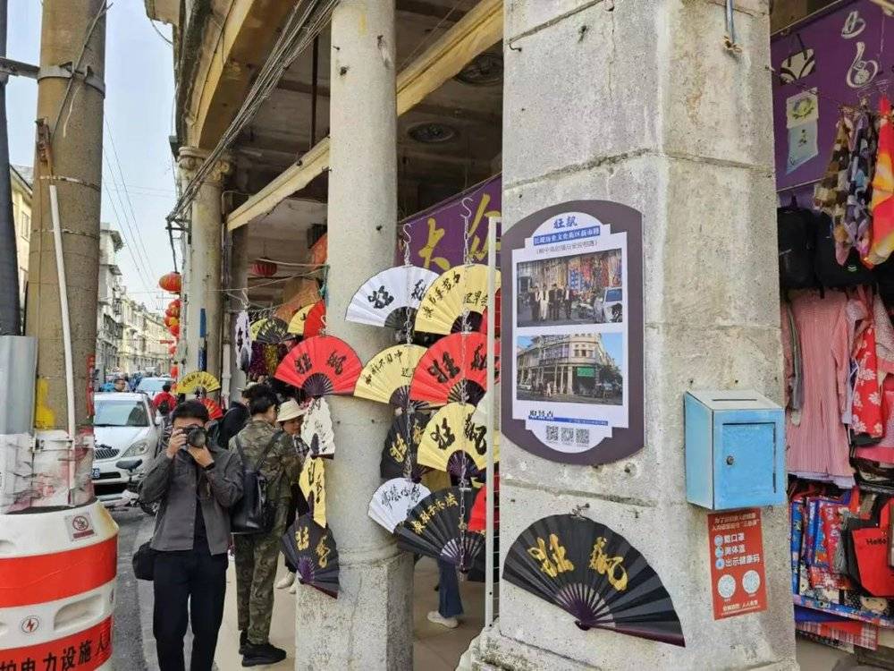 当地制作悬挂在墙上的《狂飙》打卡牌，共有8处 陈熊海摄