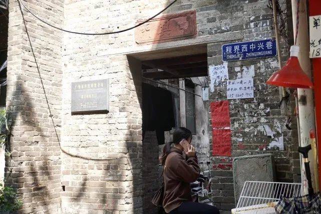 在天河员村，一个女孩正在一一拨通墙上的招租电话找房。作为城中村，这里离珠江新城仅三个地铁站，走出狭窄的巷子即是珠江边，是许多人来广州的第一个落脚点。时代财经王莹岭摄
