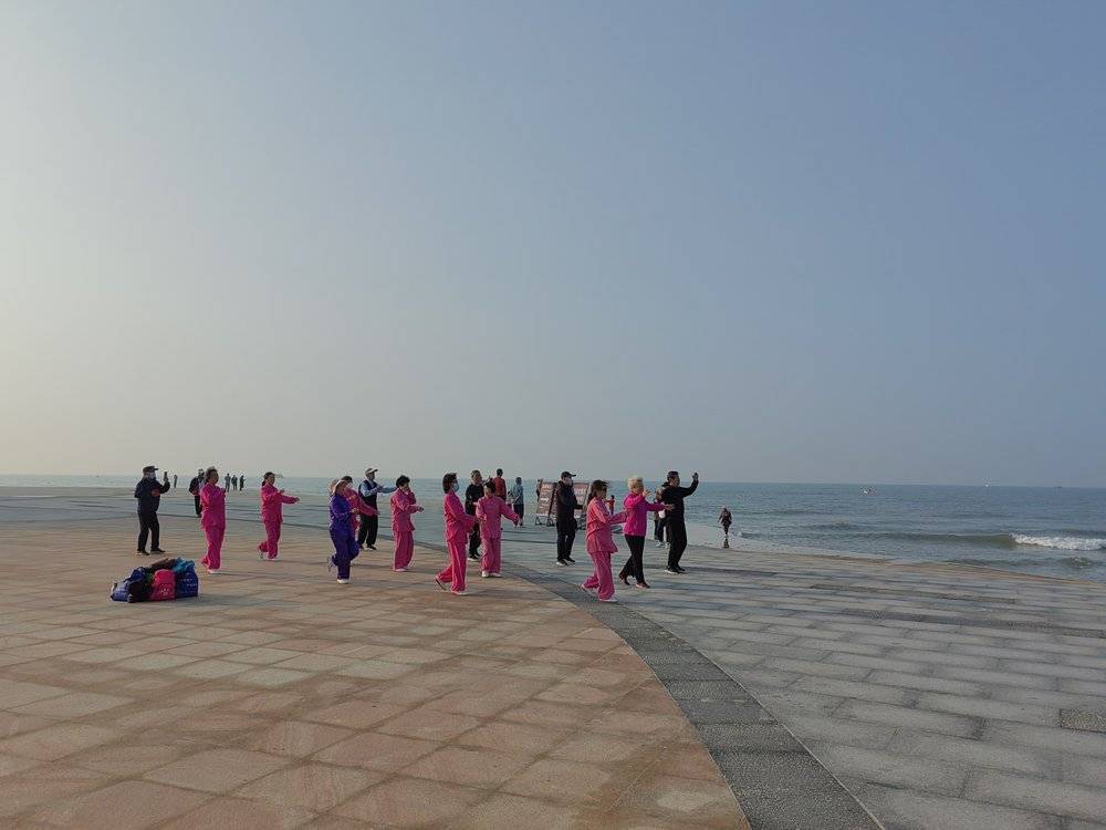 银滩上，北方游客组队跳广场舞 时代周报记者摄
