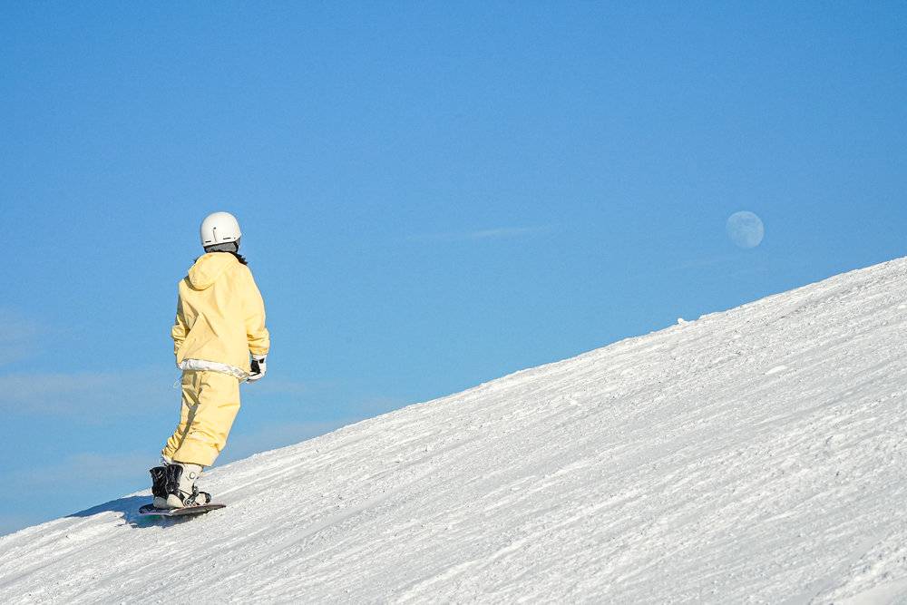 雪道上的月亮与滑雪人。图片来源：俞老湿