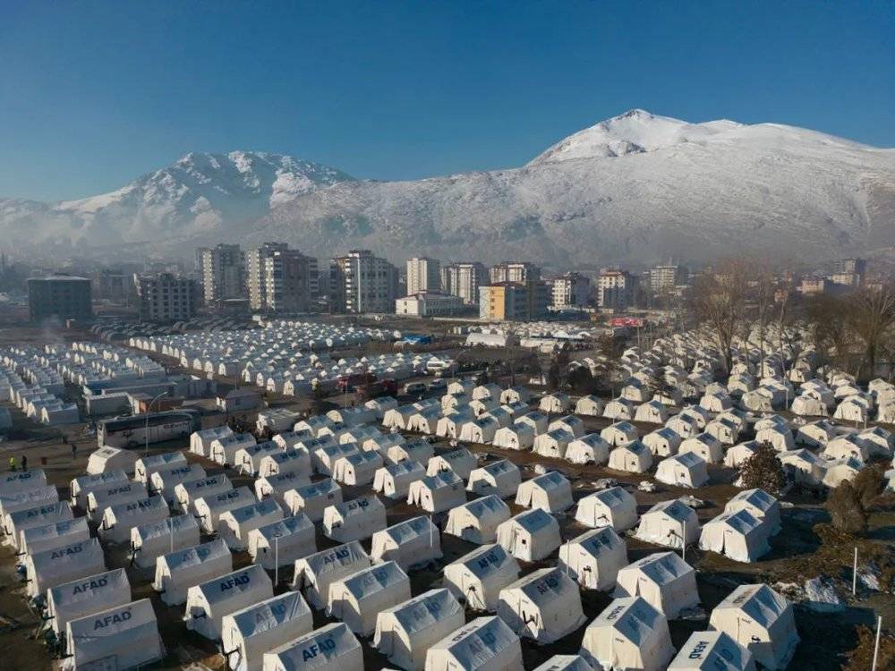 卡赫拉曼马拉什省埃尔比斯坦市。雪山下的灾民营里，至少搭建了1000顶帐篷。摄影：严志刚