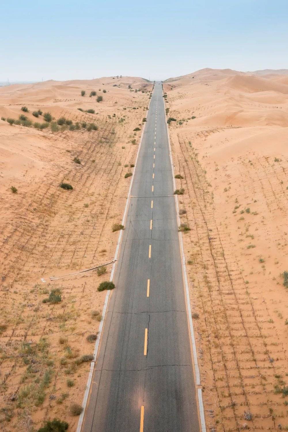 鄂尔多斯沙漠公路旁，总有固沙的草方格。
