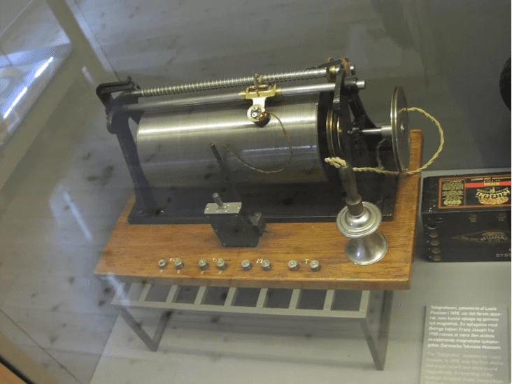 保尔森当时设计的“钢丝录音机”，图/wiki