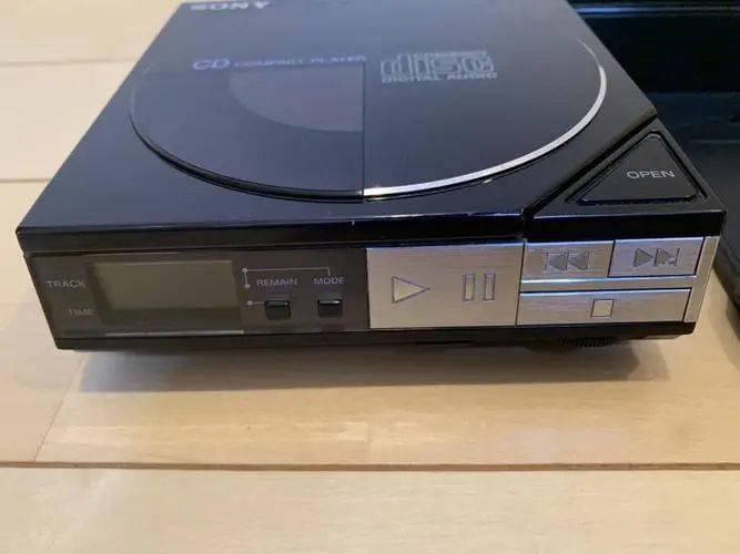 1984年11月1日，索尼发售了第一款CD随身听“D-50”，图/wiki