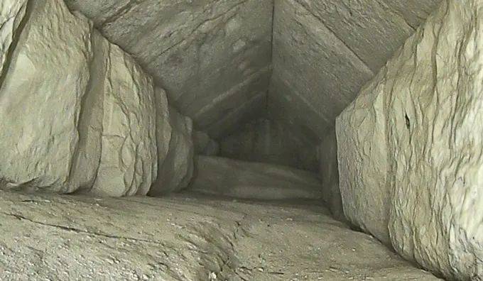 内窥镜拍下的隐藏腔室中的样子。（图/The ScanPyramids Mission）<br>