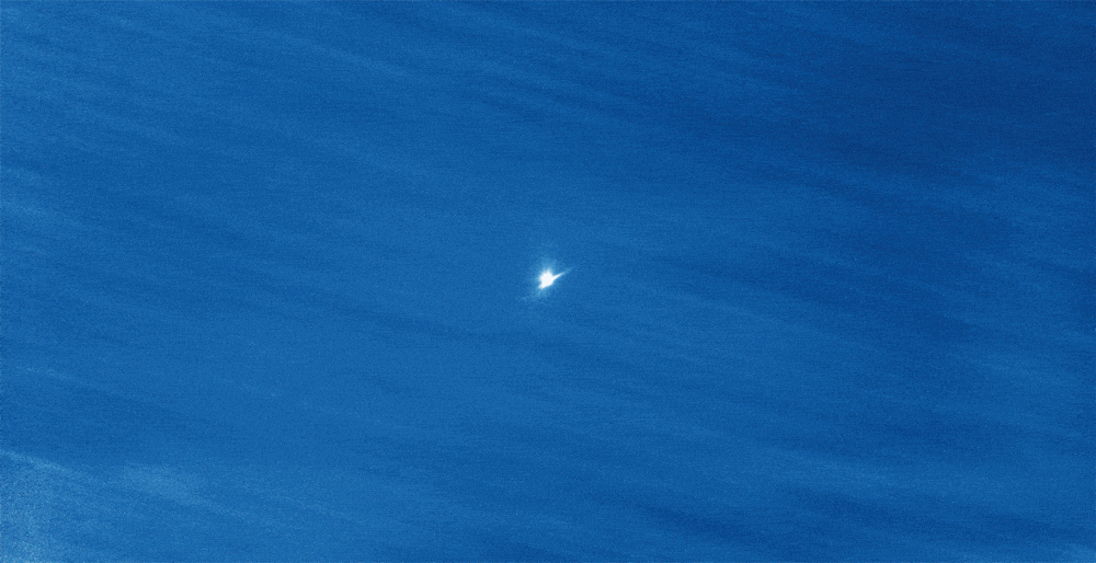 这些图像拍摄于DART撞击小行星后的第一个月。每一帧都为整夜观测的平均结果。照片中央为孪大星（Didymos）小行星系统，横条纹为各恒星。来源：University of Canterbury Ōtehīwai Mt John Observatory/UCNZ<br>