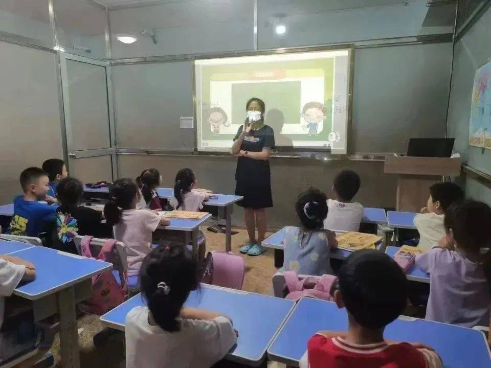 木子正在上课，孩子们十分专注<br>