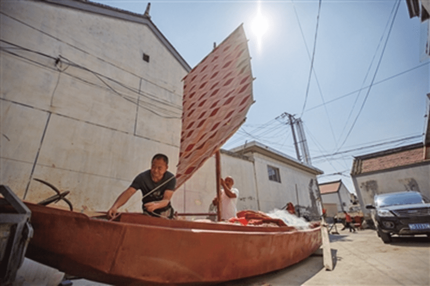 图 | 开渔前，父亲和郭小超一起测试渔船的桅。摄影：新京报记者王子诚<br>