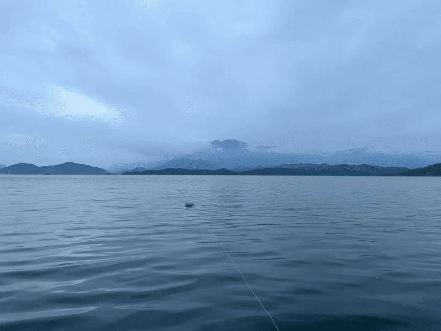 图 | 秋季捕鱼时，郭小超拍摄的密云水库风景<br>