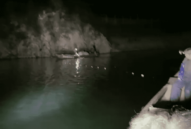 图 | 郭小超拍摄的夜间捕鱼影像<br>