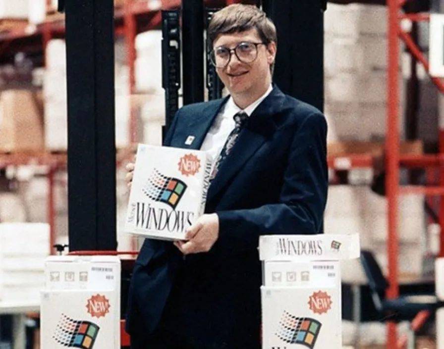 1990年，比尔·盖茨与盒装的Windows 3.0合影留念<br>