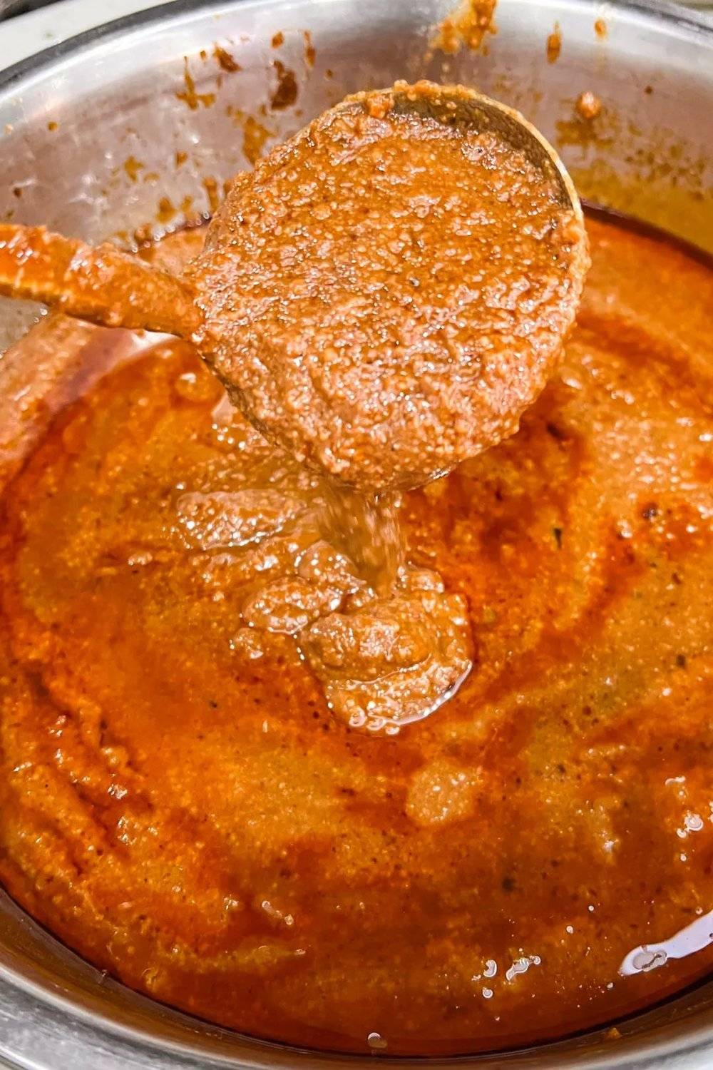 金红的酱料，是兴义羊肉粉的灵魂。