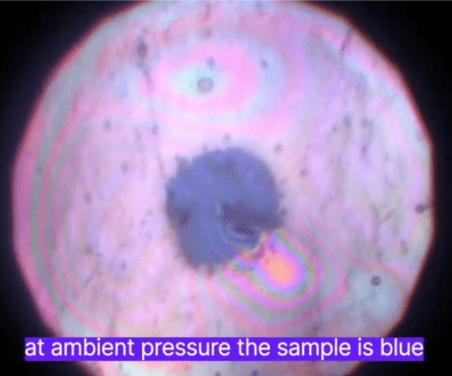 Dias最新论文中给出的实验视频截图，样品在环境压力下为蓝色<br>