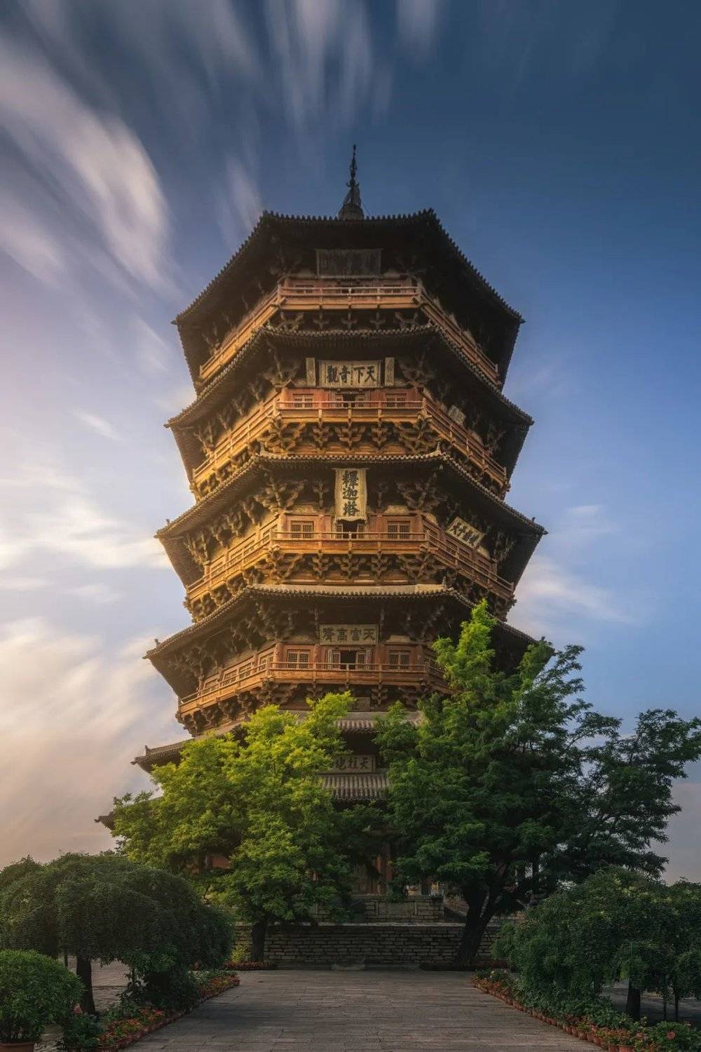 “缥缈层檐凤翼张，南山相望郁苍苍。”始建于辽清宁二年(1056年)的应县木塔，是世界上现存最高大最古老的木塔。摄影/余尧<br>