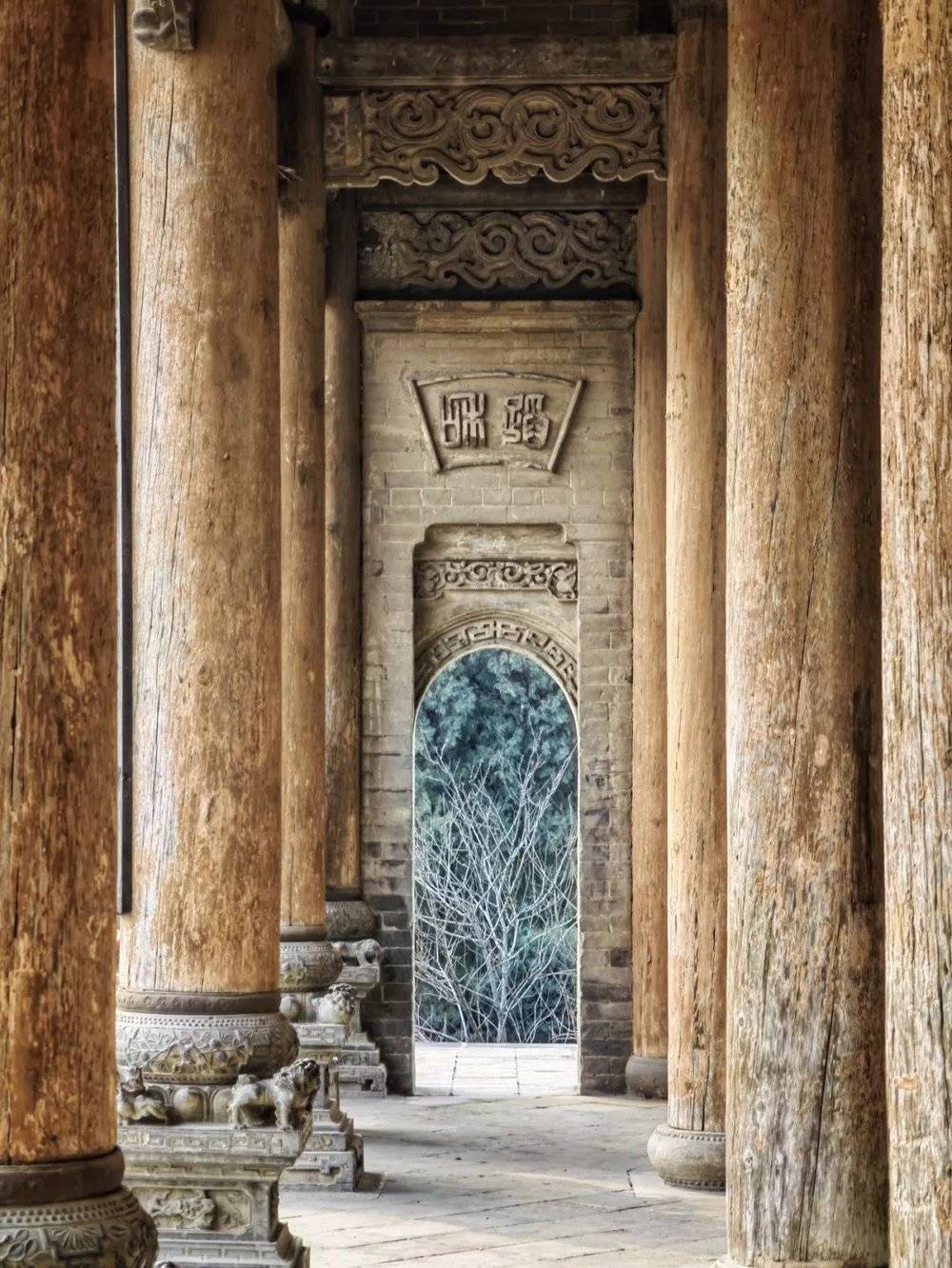中国木柱，与西方的石柱师出同源，却又风格迥异。摄影/逻辑羊社长<br>