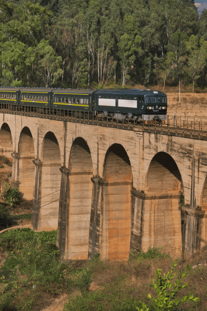 列车穿过七孔桥