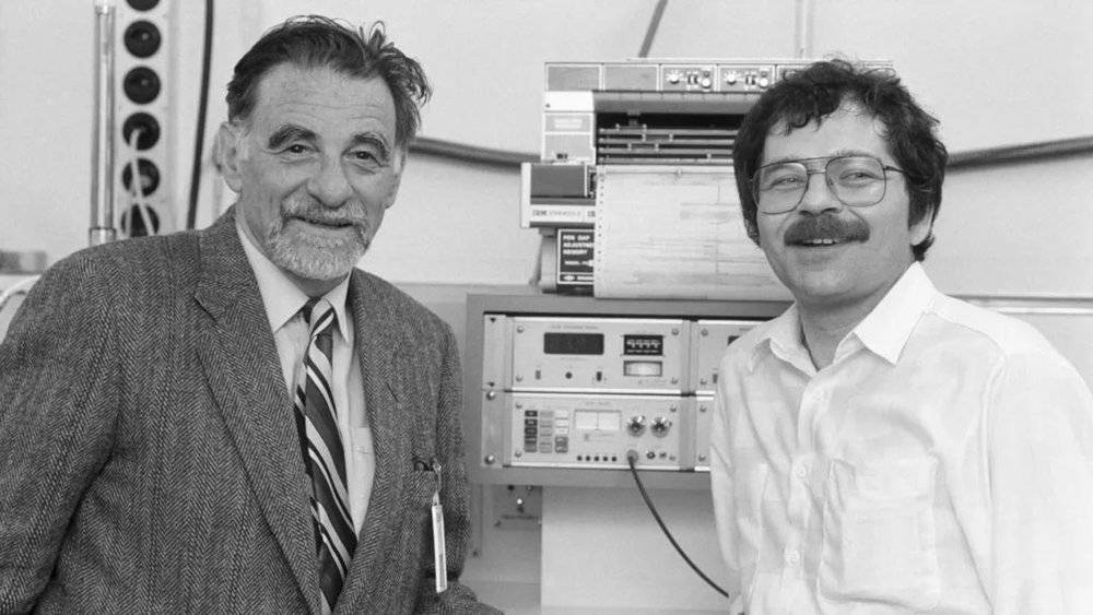 柏诺兹（右）和缪勒（左）因为高温超导体的发现而获得1987年诺贝尔物理学奖 | Keystone / Str<br label=图片备注 class=text-img-note>