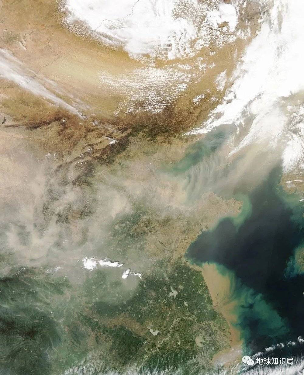 毕竟，沙尘暴也是东亚气象系统的一部分，黄土高原与华北平原的形成均受益于此，既要解决问题，也要适应环境（图：NASA）
