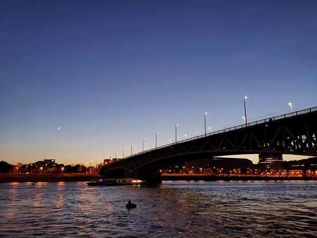 图/傍晚的多瑙河。来源/月影供图