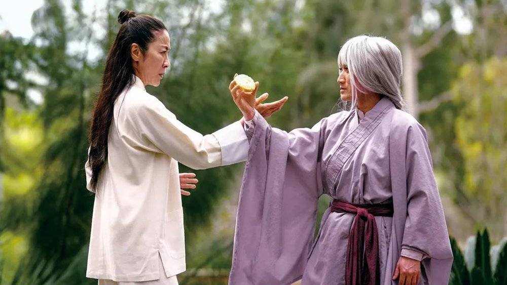 杨紫琼（左）在《瞬息全宇宙》中扮演了一个终日忙得不可开交的中年妇女。
