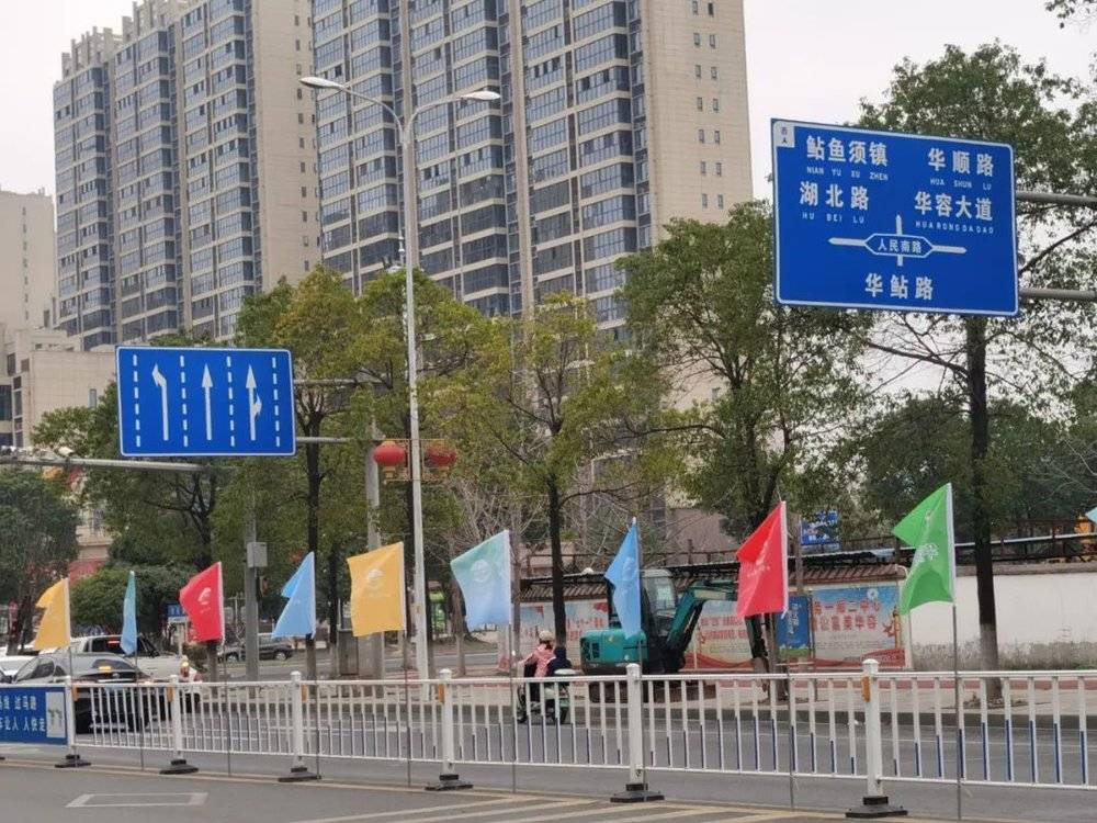 华容芥菜文化节开幕在即，一条主干道两旁已插满彩旗 每经记者吴泽鹏，摄于湖南华容县