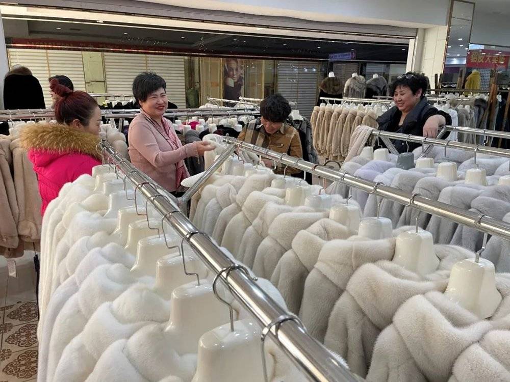 2023年2月，顾客在商场试穿貂皮大衣。摄影：史东旭<br>