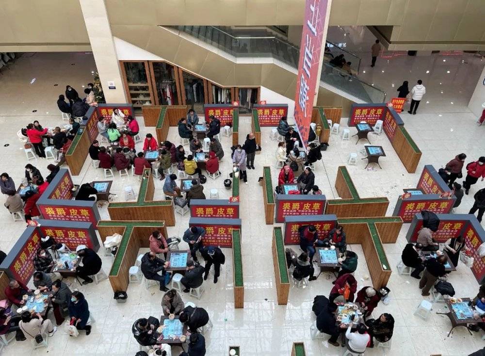 佟二堡一家皮草商场一楼，挤满吃免费午餐的顾客。摄影：史东旭<br>