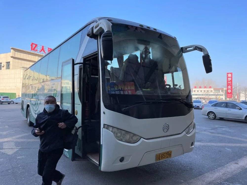 从辽宁省内各地去往佟二堡购物的大巴车。摄影：史东旭<br>