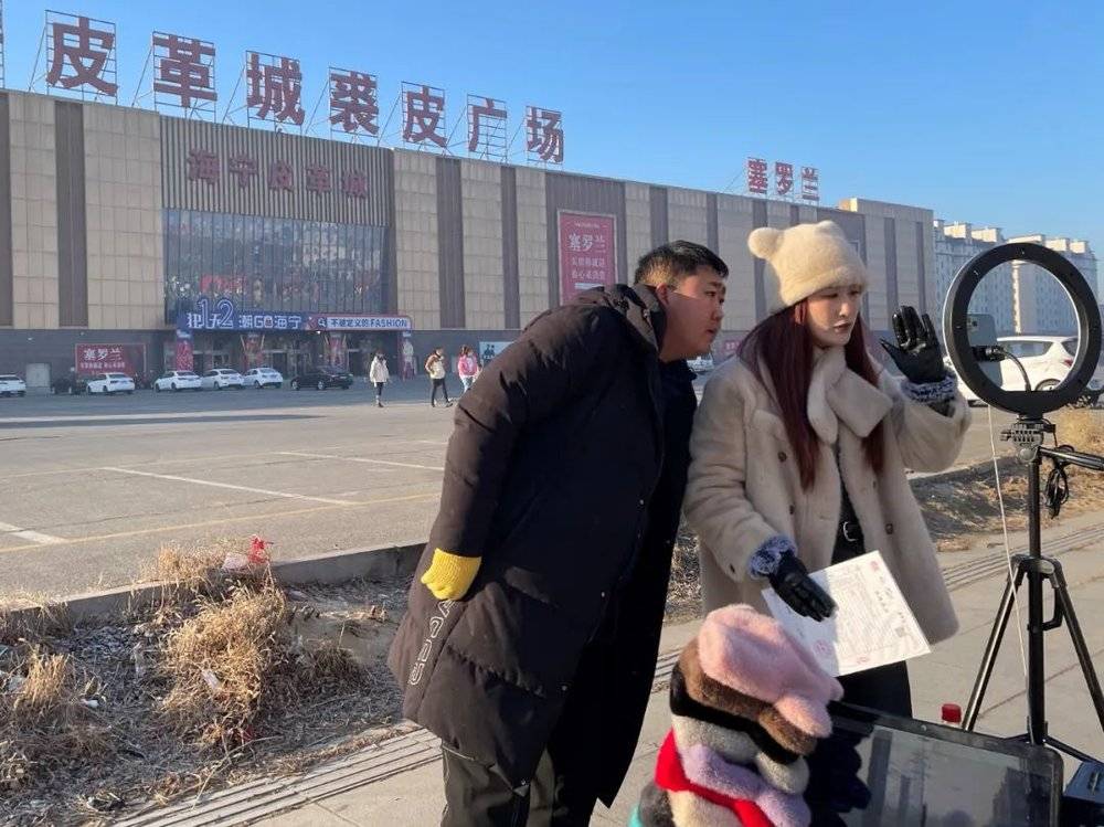 清晨，佟二堡的年轻人抓住这个直播“空窗期”带货。摄影：史东旭<br>