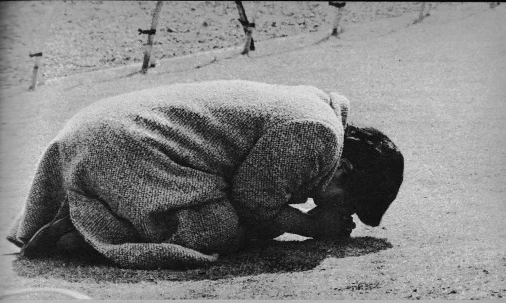 1966年，日本第一流的庆应大学，入学考试已经开始，伏在地上的考生母亲在喃喃祈祷：“请让孩子顺利过关吧，若有万苦，皆加吾身。”/《每日新闻》