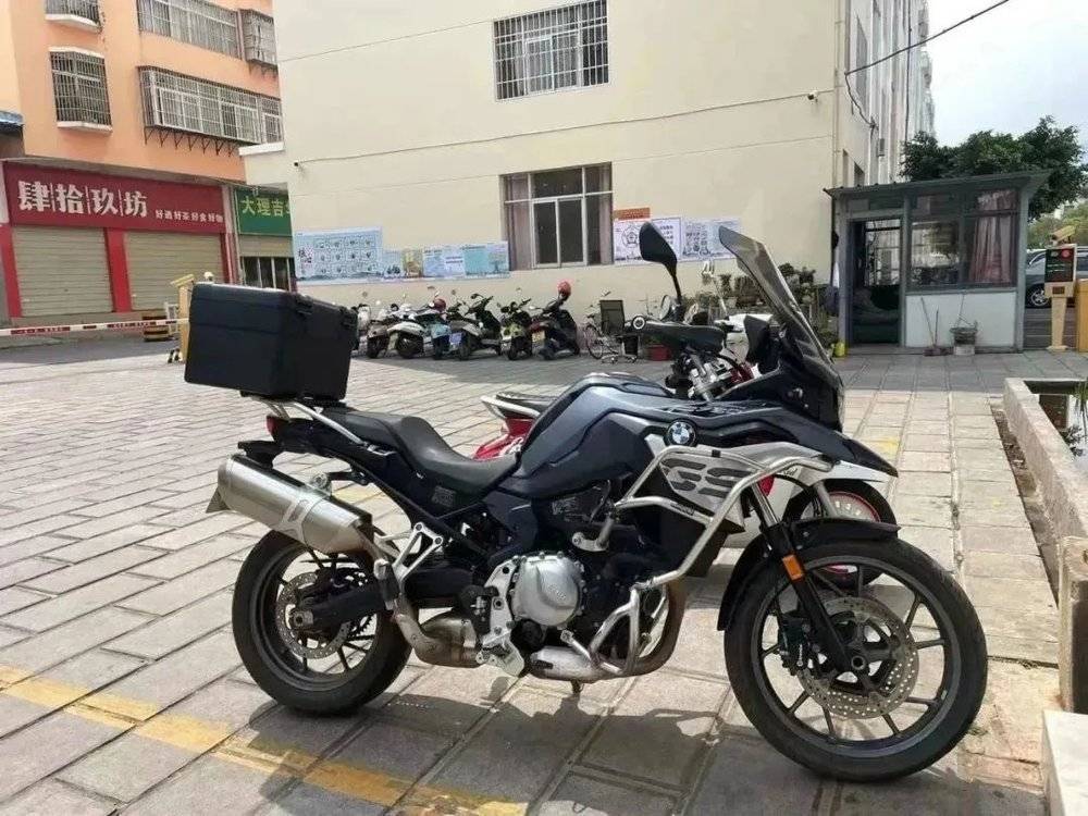 上海路边的摩托车
